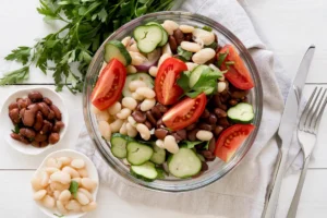 Plato con ensalada de tomate, pepino y legumbres