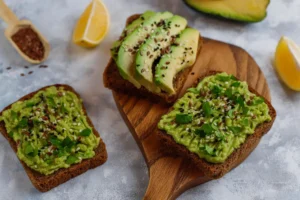 10 Tostadas de aguacate fáciles y saludables para desayunar